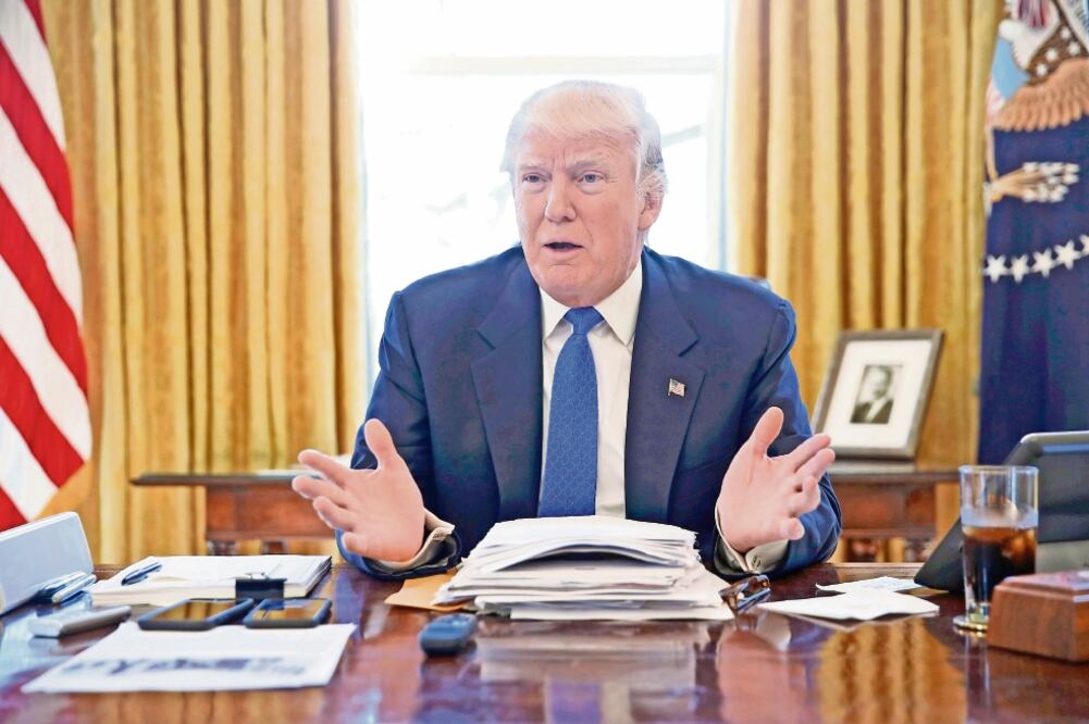 El presidente estadounidense Donald Trump, en la entrevista de ayer con Reuters, en la Oficina Oval en la Casa Blanca (JONATHAN ERNST. REUTES)