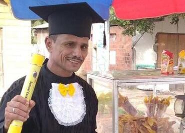 "Estudiaré hasta los 80": vendedor ambulante se gradúa de la Universidad a sus 52 años