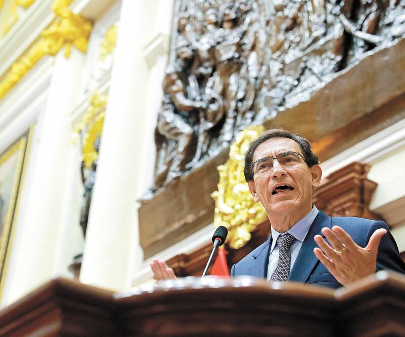 El presidente Martín Vizcarra, ayer durante su defensa ante el Congreso, en Lima. JUAN PABLO AZABACHE. EFE