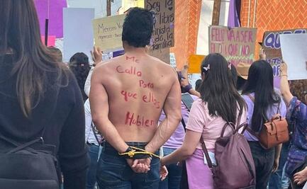 Exhiben a presunto aliado feminista como deudor alimentario en marcha del 8M en Tlaxcala; mujeres lo expulsan