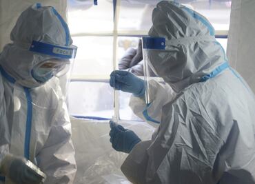 Tests rectales: la polémica nueva forma de detectar el Covid-19 en China