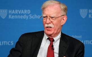 Bolton, exasesor y rival de Trump, se declarará culpable en caso de información clasificada; busca evitar una pena de prisión