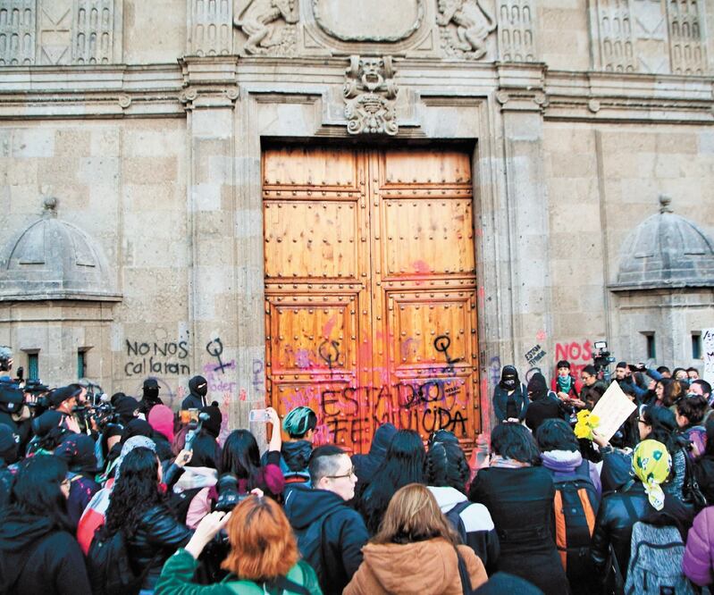 Manifestantes realizaron pintas en el inmueble catalogado como Monumento Histórico como protesta ante los feminicidios. Foto: HUGO GARCÍA. EL UNIVERSAL