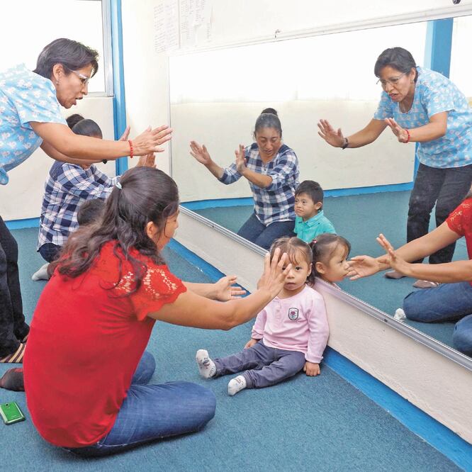 Padres de familia aseguran que los CAM cuentan con profesores capacitados y la infraestructura adecuada para atender a los niños especiales, lo que no tienen las escuelas regulares, indican. EDWIN HERNÁNDEZ