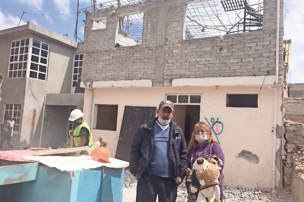 La casa de Araceli Galicia estaba lista para que en diciembre le colocaran losetas y repararan las ventanas. Durante 30 años ella y su esposo ahorraron para poder remodelarla, pero el sismo la tiró (ANDREA AHEDO. EL UNIVERSAL)