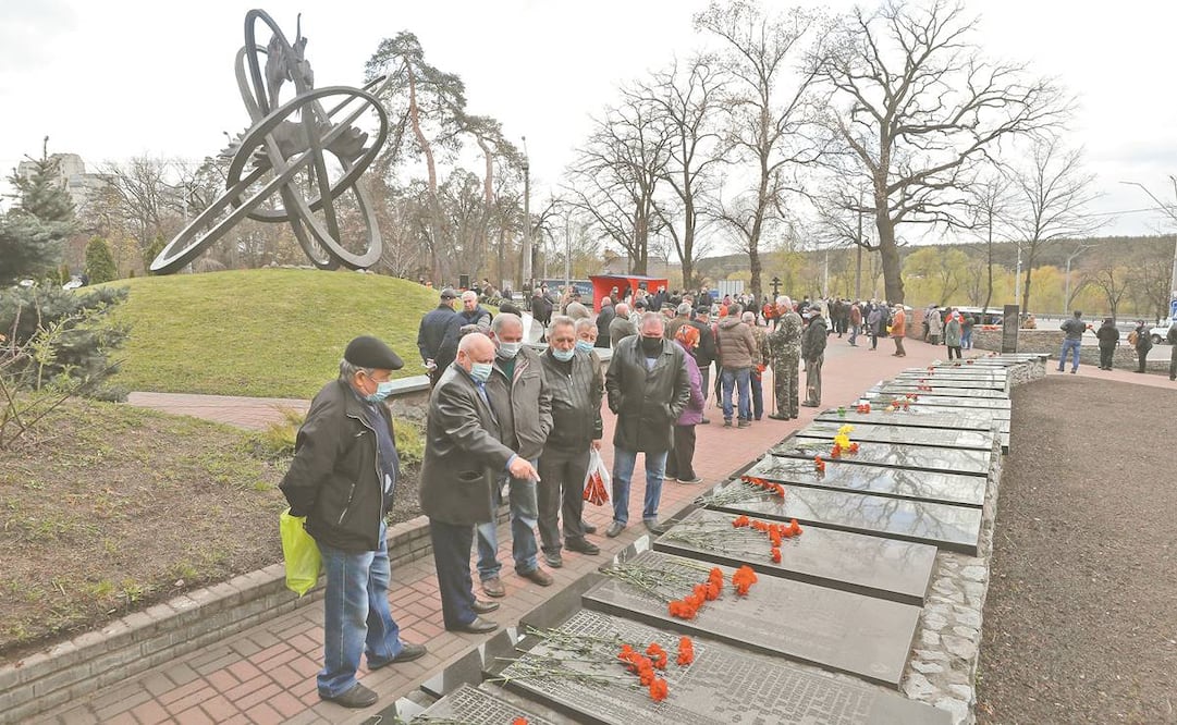 El monumento en honor a los que murieron en los esfuerzos de limpieza tras el desastre nuclear de Chernobyl. Foto: Sergey Dolzhenko. EFE