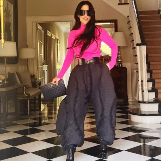 Martha Debayle se luce en vestido rosa neón entallado por Europa