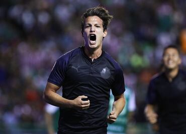 Cruz Azul confirma fichaje de Carlos Fierro