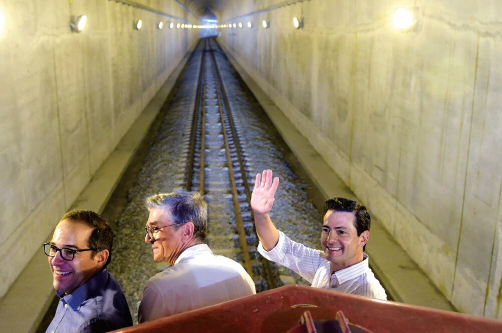 El Túnel Ferroviario de Manzanillo, dijo el presidente Enrique Peña Nieto, incrementa la seguridad vial y potencia el manejo de productos que llegan al puerto de esta ciudad. (PRESISDENCIA)