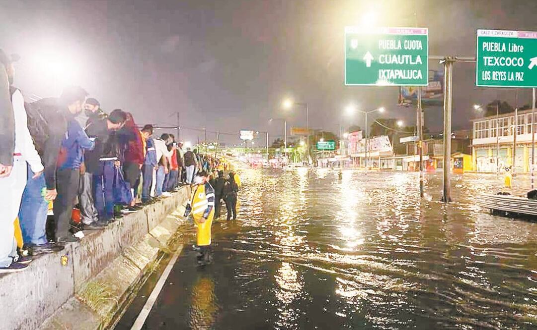 Una tromba abatió la zona oriente del Valle de México provocando anegaciones a la altura del Puente de la Concordia en Iztapalapa. Foto: Especial.