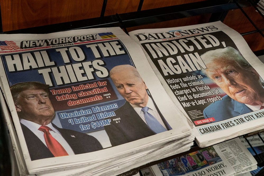 Portadas de los periódicos, en Bedminister el viernes 9 de junio de 2023, Nueva Jersey, luego de que Trump anunciara que fue inculpado en la investigación federal por su manejo de documentos clasificados tras dejar la Casa Blanca. Foto: AP