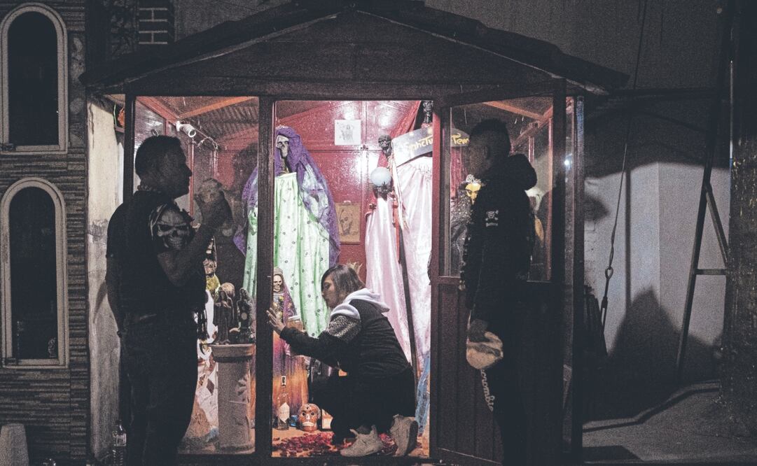 Por las noches las plegarias a la Santa Muerte se hacen más fuertes, dicen los encargados de los rituales. Fotos: de Gabriel Pano. El Universal