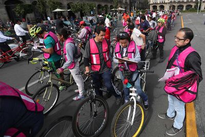 Anuncian reparto de más kits para ciclistas en el Zócalo