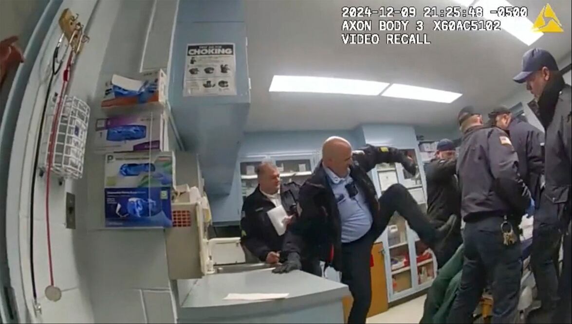En la imagen, proporcionada por la oficina del procurador general del Estado de Nueva York, se muestran escenas grabadas por la cámara corporal de guardias penales golpeando a un hombre esposado llamado Robert Brooks, de 43 años, en la Instalación Correccional de Marcy, en el condado de Oneida, Nueva York, el 9 de diciembre de 2024. FOTO: AP
