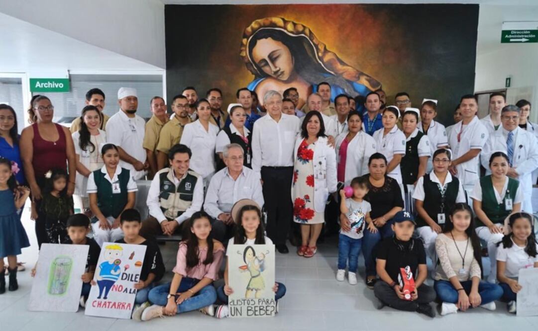 El presidente López Obrador visitó el Hospital Rural de Matehuala. Foto: Twitter @zoerobledo