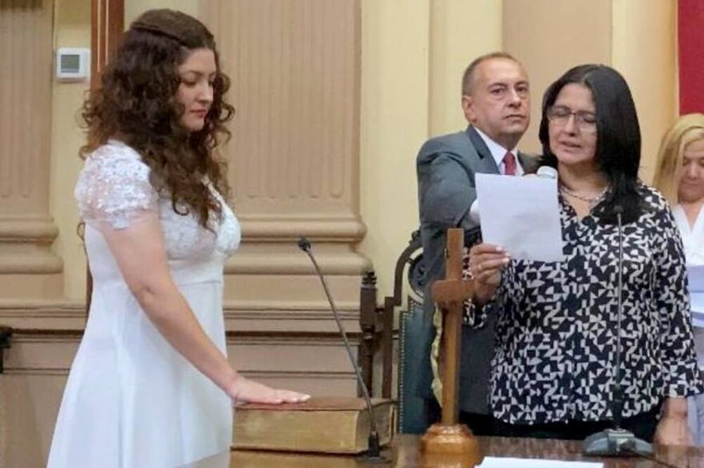 La diputada argentina Griselda Galleguillos llegó a jurar el cargo vestida de novia. FOTO: ESPECIAL