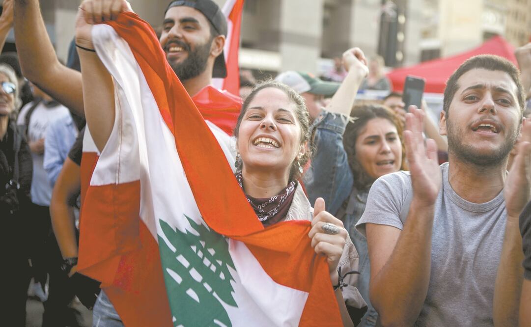 Opositores al gobierno de Saad Hariri celebraron ayer su renuncia. Foto: PATRICK BAZ. AFP