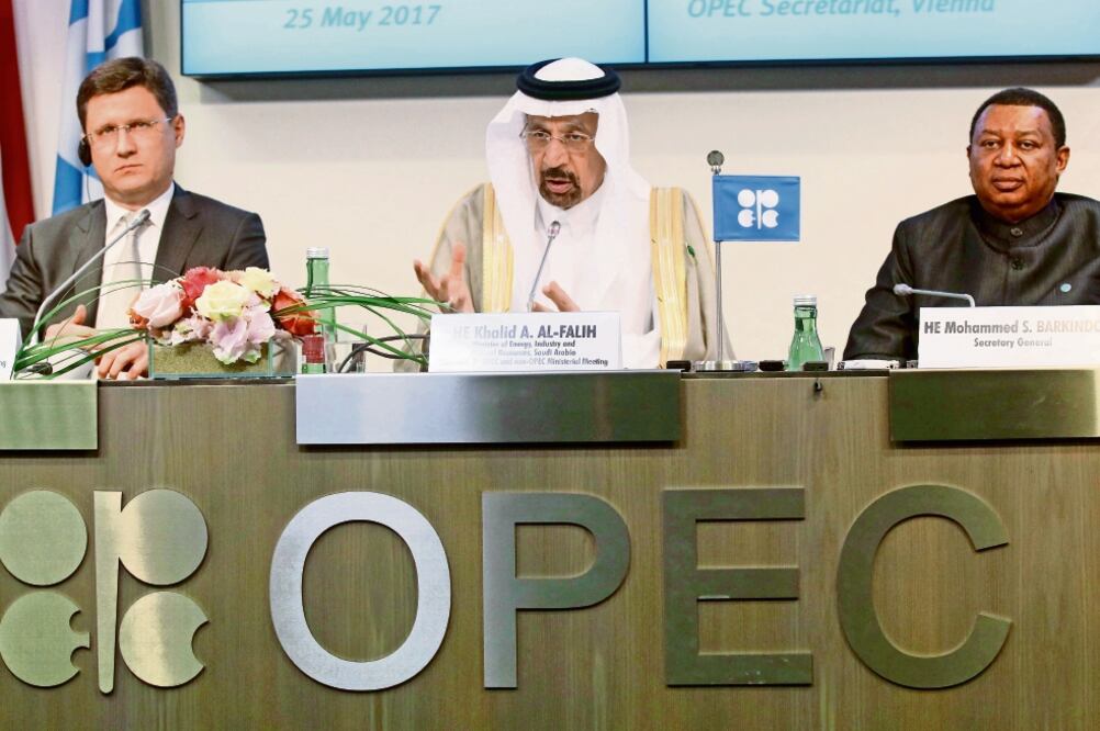 El ministro ruso de Energía, Alexander Novak; su par de Arabia Saudita, Jalid Al Falih, y el secretario general de la OPEP, Mohammad Sanusi Barkindo, ayer en Viena. (RONALD ZAK. AP)