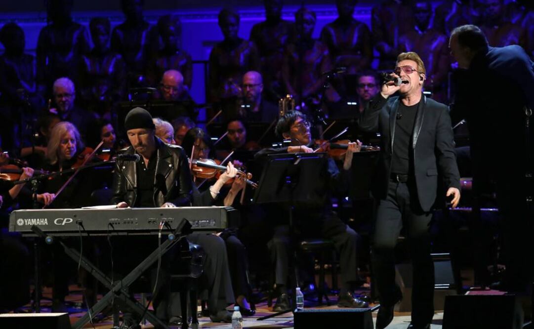 La banda U2 se presentó en el Carnegie Hall en honor a las organizaciones caritativas ONE y (RED). (FOTO: AP)