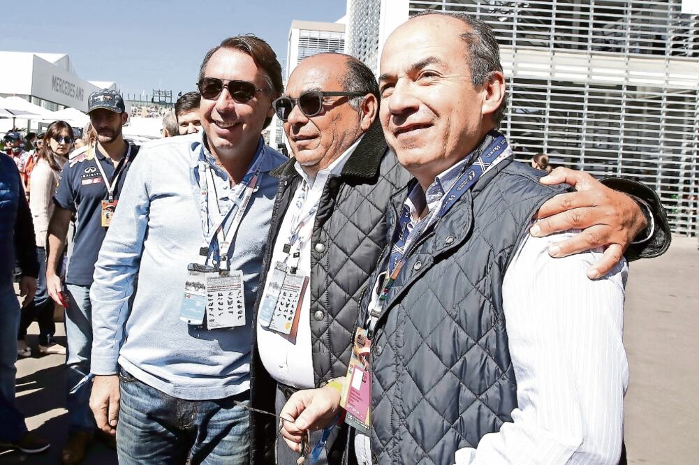 De izquierda a derecha, Emilio Azcárraga, Antonio Pérez Garibay (papá de Checo) y Felipe Calderón (ALEJANDRO ACOSTA. EL UNIVERSAL)