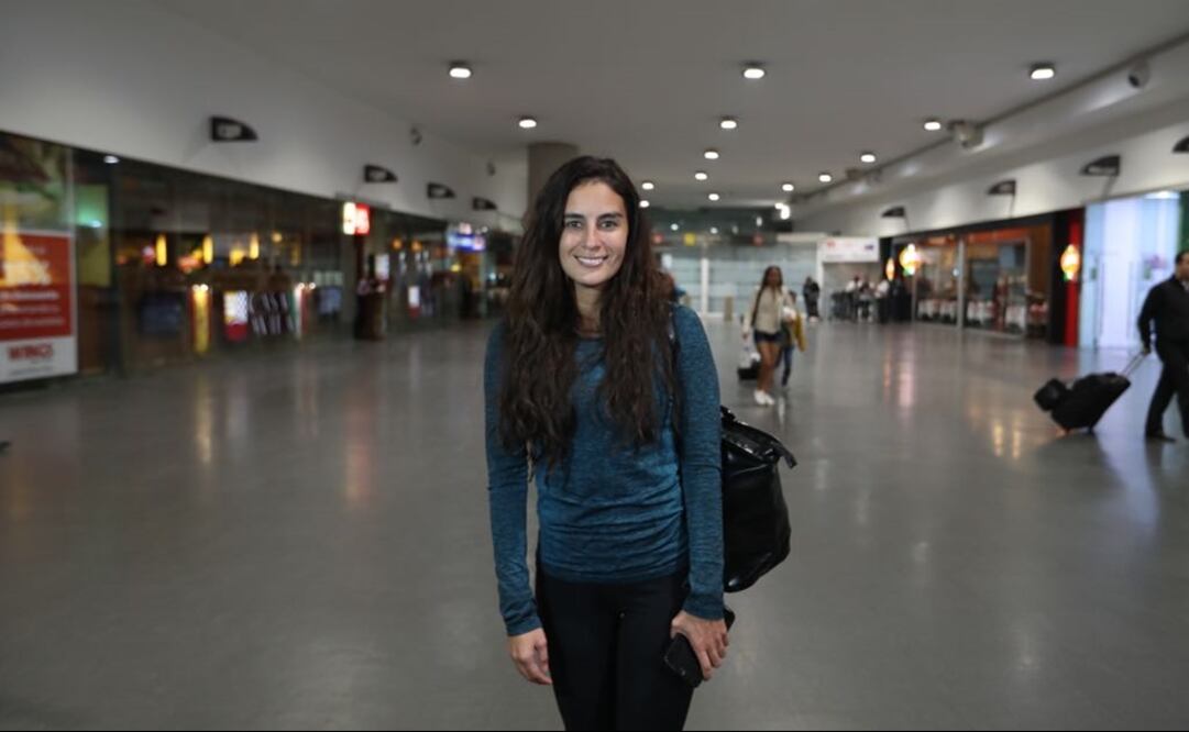 Valente Rosas/El Universal. Paola Espinosa durante su llegada al aeropuerto de la Ciudad de México