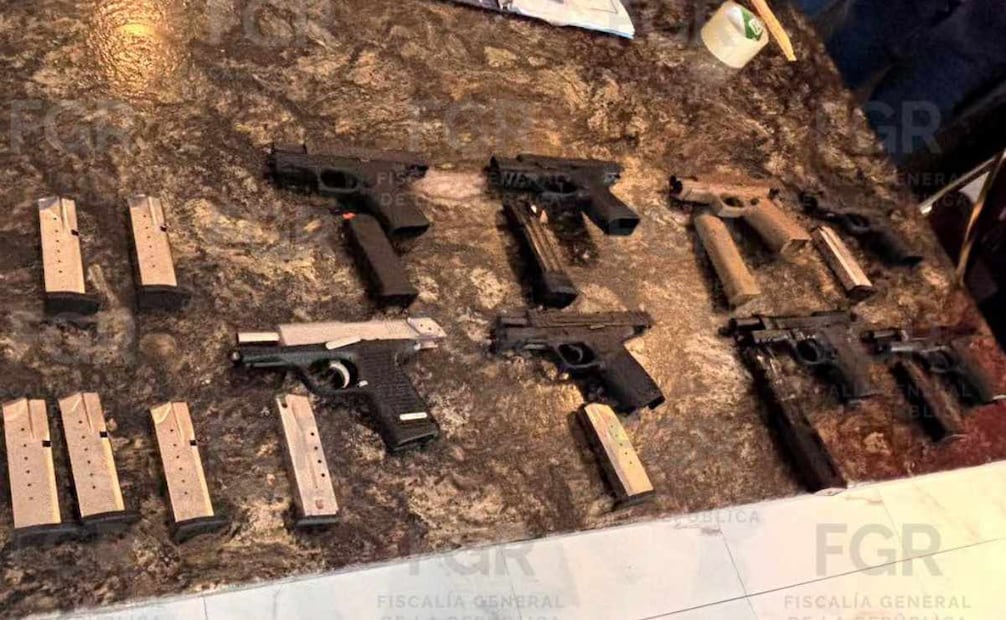Billetes de 50, 100, 200 y mil pesos, y armas de fuego de diferentes calibres, decomisadas a Gerardo "N" y Jaqueline "N". Foto: X @FGRMexico