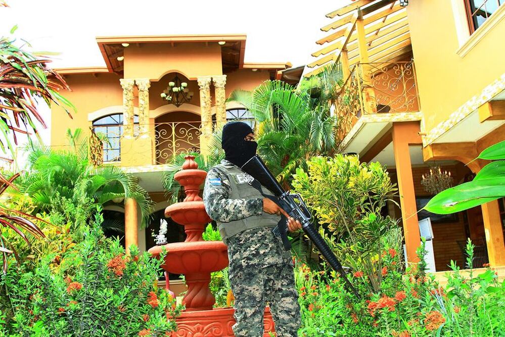 Las leyendas callejeras cuentan que tras su primera fuga, en enero de 2001, el narcotraficante mexicano Joaquín "El Chapo" Guzmán acostumbró buscar refugio en haciendas del occidente de Honduras, cerca de la frontera con Guatemala. 