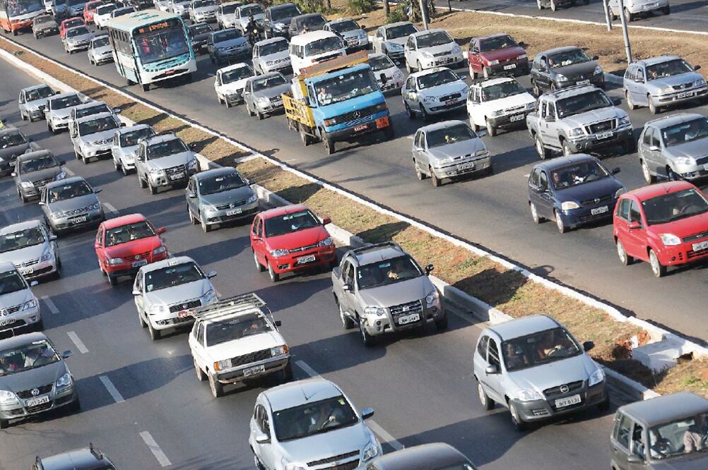 En enero será obligatorio para automovilistas del DF contar con una póliza (ARCHIVO EL UNIVERSAL)