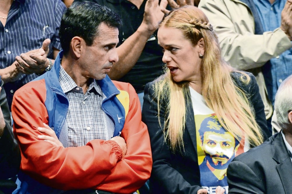 Propuesta. Los opositores Henrique Capriles y Lilian Tintori participaron en la presentación del “Frente Amplio Venezuela Libre” (FEDERICO PARRA. AFP)