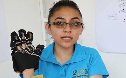 Alumnos del IPN crean guante que permite a parapléjicos comunicarse