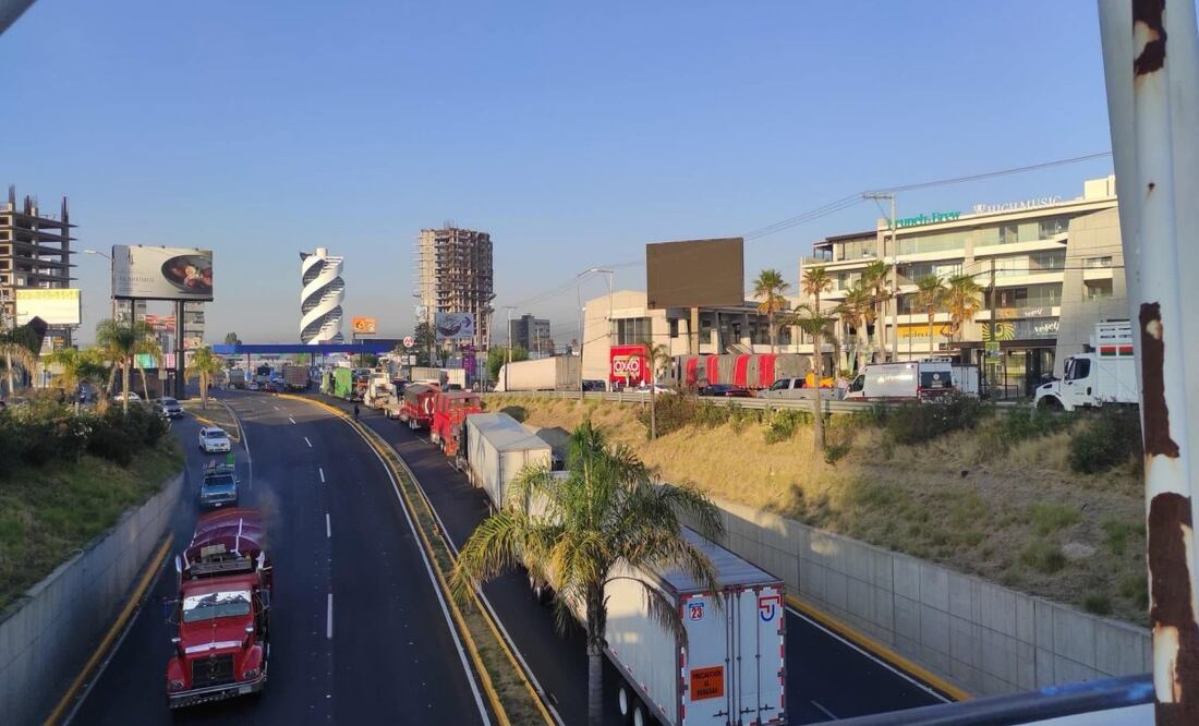 Bloqueos en vías clave de Puebla; exigen aparición de dos menores secuestradas. Foto: Especial