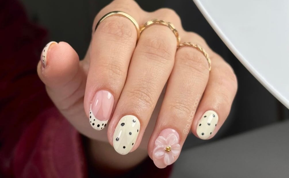 Los lunares siguen conquistando a las amantes del nail art. Foto: Instagram @la_frida_naails