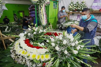"Si no te mata el virus, lo hace el hambre": Floristas ven crecer sus ventas... y contagios