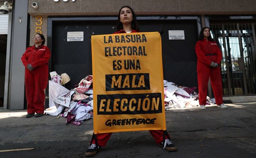 Según el Reporte de Fiscalización del INE, los tres candidatos a la Jefatura de Gobierno han desembolsado casi 25 millones de pesos para la colocación de propaganda en la vía pública. Foto: Greenpeace