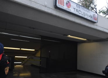 Muere hombre al interior del Metro Tacubaya; policías dicen que resbaló por las escaleras