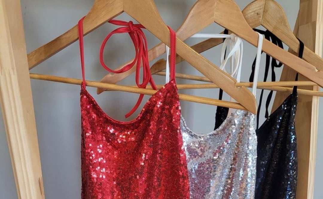 La ropa con lentejuelas es delicada y se debe lavar con cuidado / Foto: Instagram @naishamoda