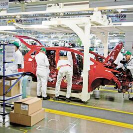 Acuerdan exportación de autos a Argentina