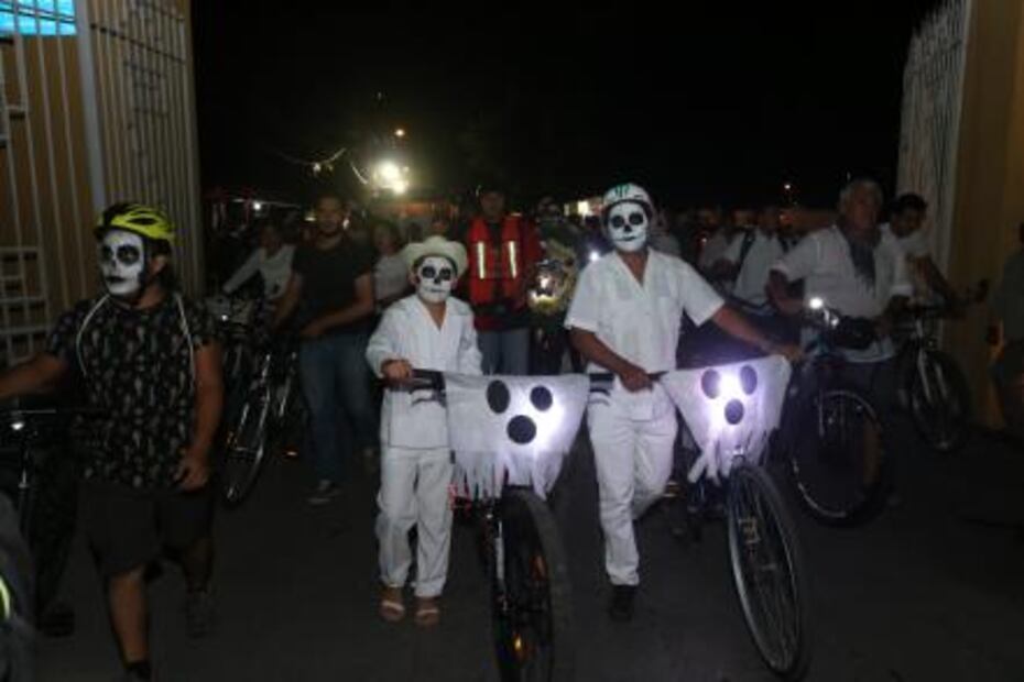 Realizan “Paseo de las Ánimas” en Yucatán