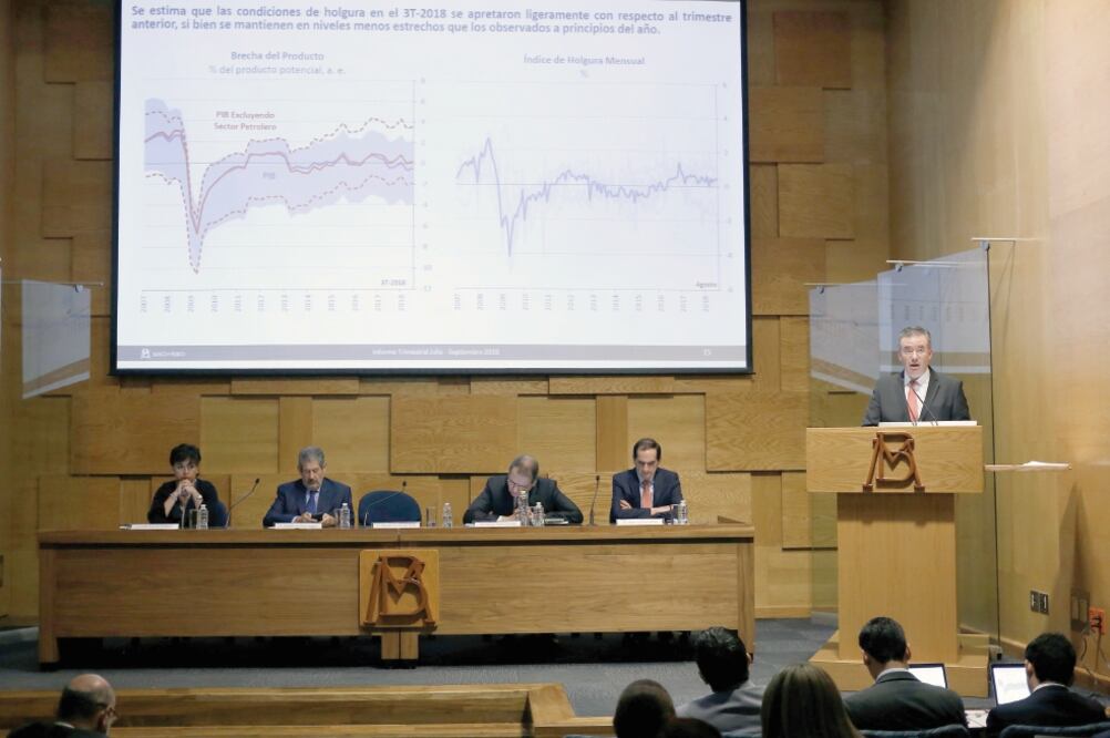 Alejandro Díaz de León, gobernador del Banco de México, durante la presentación del informe trimestral de inflación, acompañado por los integrantes de la Junta de Gobierno de la institución. Foto: AGUSTÍN SALINAS. EL UNIVERSAL