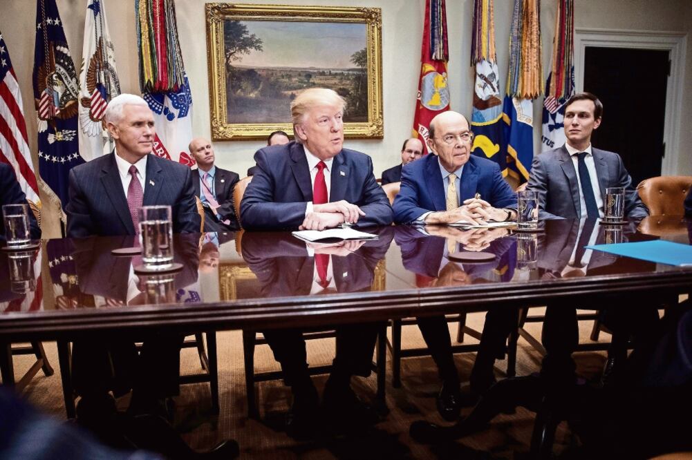 El vicepresidente, Mike Pence; el mandatario, Donald Trump, el nominado a secretario de Comercio, Wilbur Ross, y el asesor presidencial, Jared Kushner, en una reunión con legisladores de EU (DREW ANGERER. EFE)