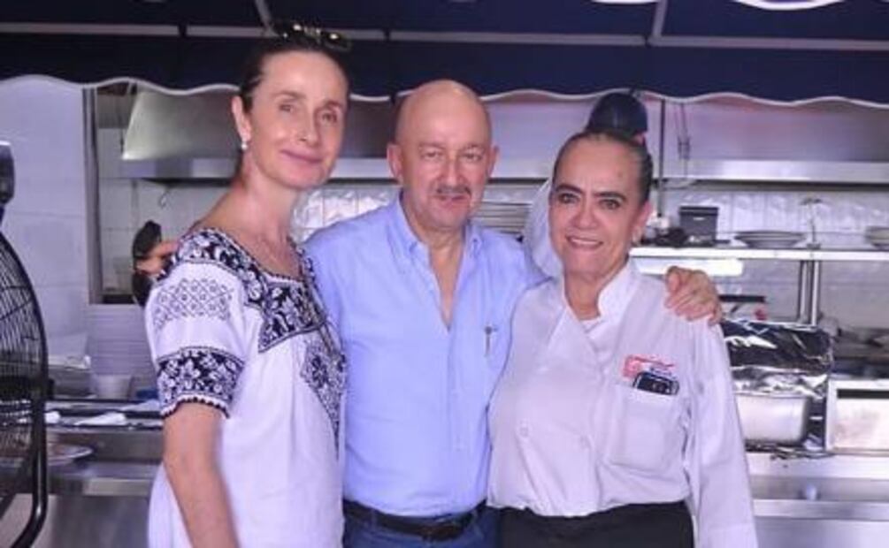 Captan a Salinas de Gortari comiendo mariscos en La Paz