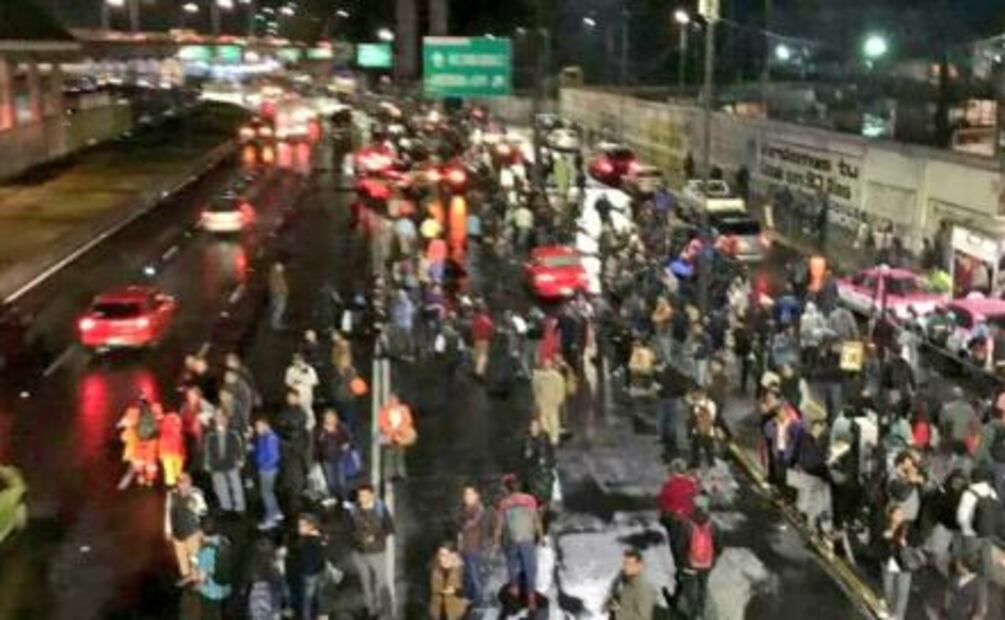 Fotos. Se las ingenian para librar efectos de la lluvia de ayer 