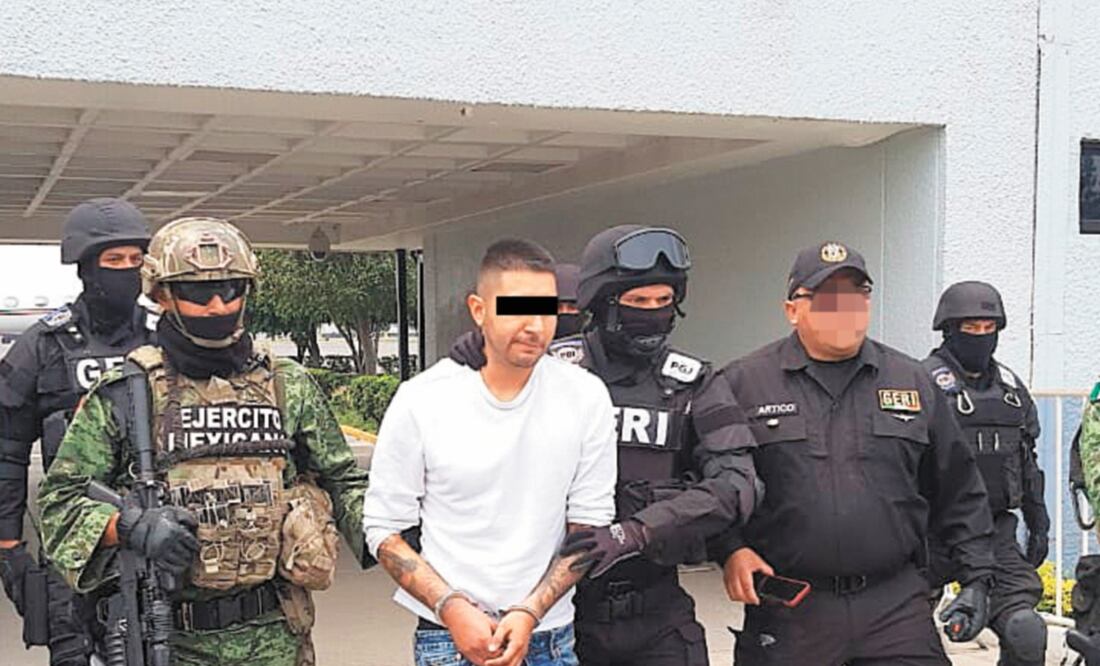 En Zapopan, la madrugada de ayer agentes de la PDI y de la Sedena detuvieron a Mauricio “N”, presunto implicado en el tiroteo de la Plaza Artz. Fotos/ESPECIAL e IGNACIO RAMÍREZ. EL UNIVERSAL