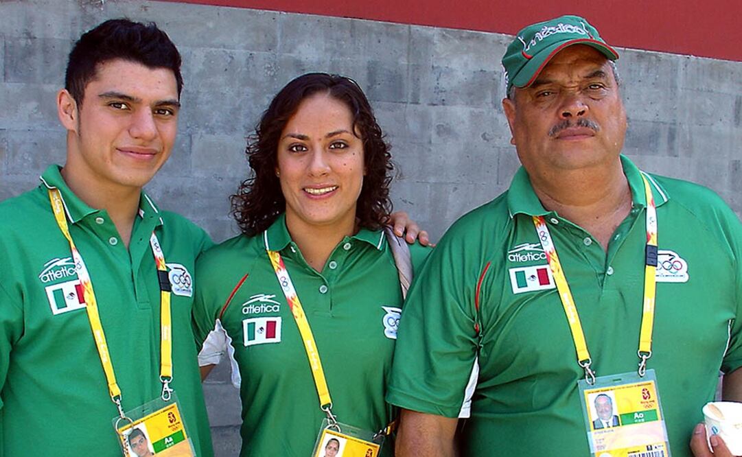 Jorge Rueda con los clavadistas Yahel Castillo y Jashia Luna - FOTO: Archivo El Universal