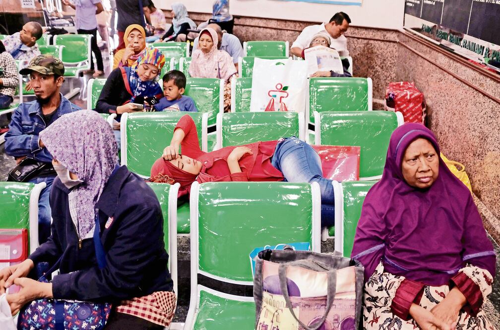 Pacientes esperaban ayer para poder registrarse en el hospital más grande de Indonesia para enfermos de cáncer, el cual sufrió los estragos del ciberataque internacional. (DARREN WHITESIDE. REUTERS)