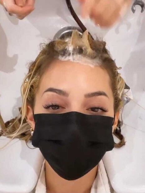 Mariana Rodríguez se tiñe el pelo y te muestra la opción ideal para cambiar de look en otoño