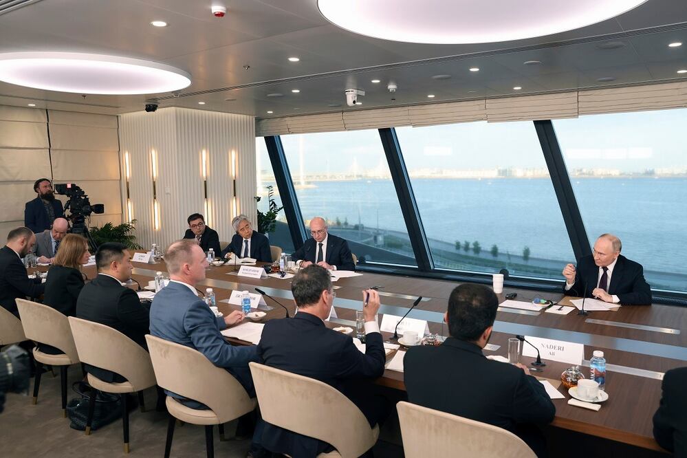 El presidente ruso, Vladimir Putin, con medios internacionales, en San Petersburgo. FOTO: AP