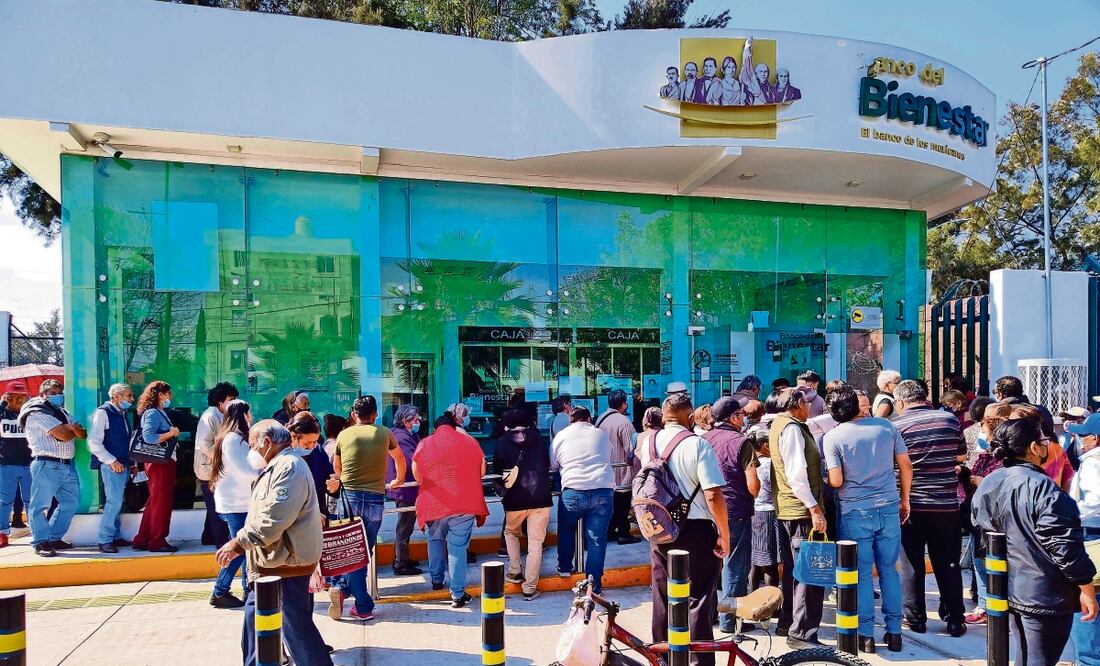 El Coneval informó que existen 17 programas sociales, los cuales recibieron recursos por 512 mil 805 millones de pesos en 2023. Foto: Archivo | El Universal