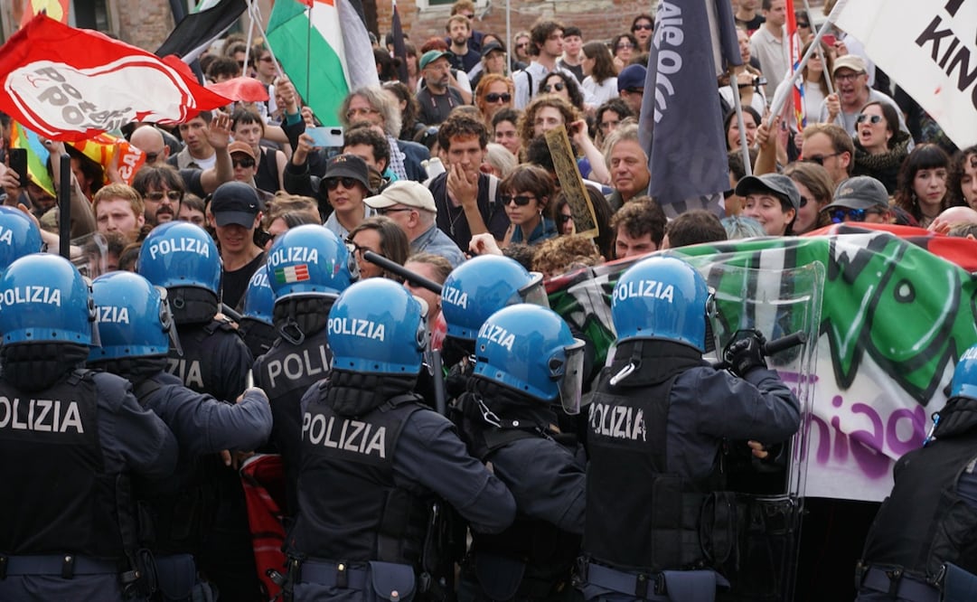 Manifestantes del colectivo ProPal se enfrentaron con la policía, exigiendo a la Bienal el cierre del Pabellón de Israel en la 61ª. Foto: EFE/ANDREA MEROLA.