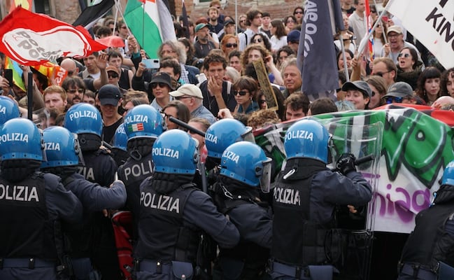 Protesta pro-Palestina en la Bienal de Venecia termina en enfrentamientos con la policía